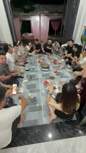 越南人妻在朋友家过夜 被我操哭了 捂着嘴巴不敢出声